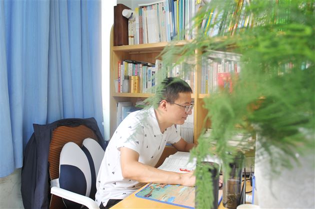 棠外高中开展“文明办公室”评比和“年级文化建设”检查活动