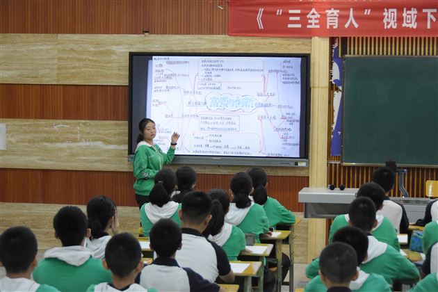 我校初中学生在道德与法治课中展示大单元思维导图