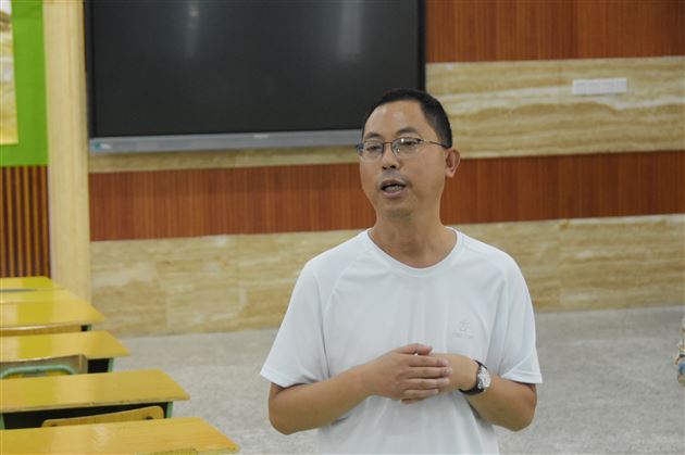 邛崃市教研培训中心政治教研员陈刚指导教研组课题