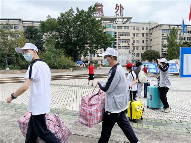 不负少年“志” “愿”可揽星辰——棠外共青团、少先队学生志愿者抗疫服务行动纪实 