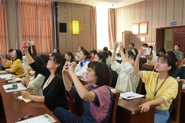 棠外初一杨迤番老师为班主任、后备班主任上修身班会示范课