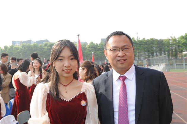 邓知易与班主任李治君老师合影