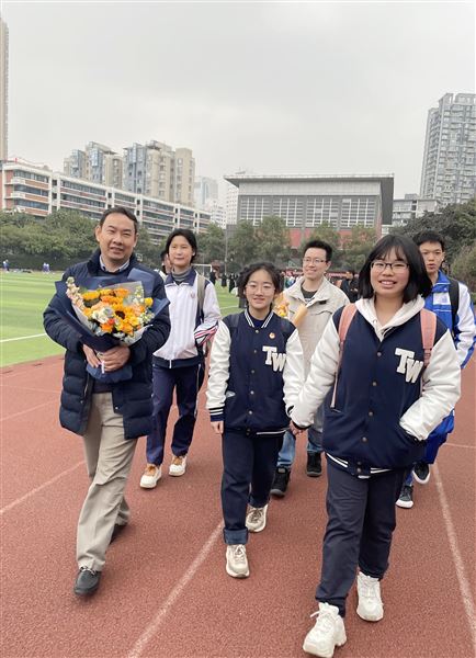 棠外英才计划学员与导师在一起（图片来源：学生家长）