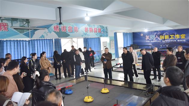 崇州市科技辅导员到棠外参观交流
