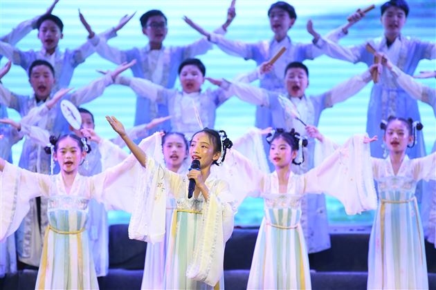 轻叩诗歌大门，收集美好诗篇——记棠外附小四年级语文学科实践活动
