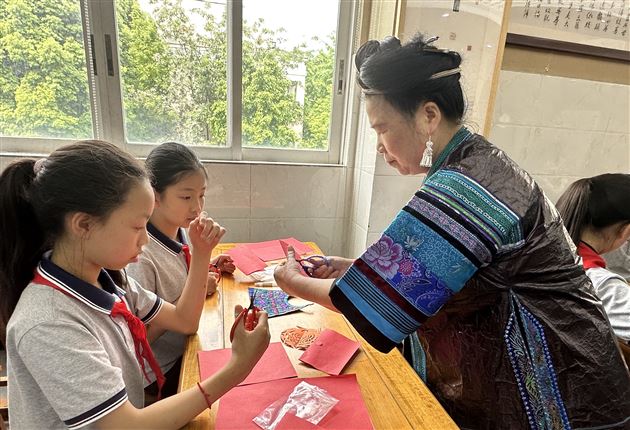 阳光下成长，妙手中飞舞——“大师进校园”苗族剪纸刺绣传承人走进棠外附小