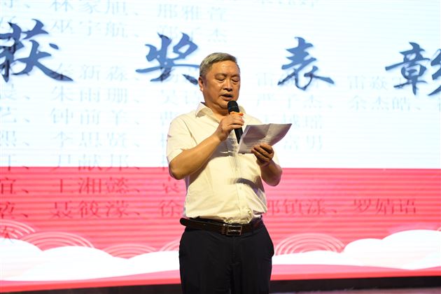 榜样为灯 学法为舟——棠外初中开展初2022级学法指导暨学生表彰大会