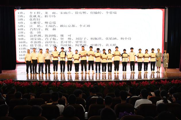 榜样为灯 学法为舟——棠外初中开展初2022级学法指导暨学生表彰大会