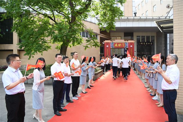 榜样为灯 学法为舟——棠外初中开展初2022级学法指导暨学生表彰大会