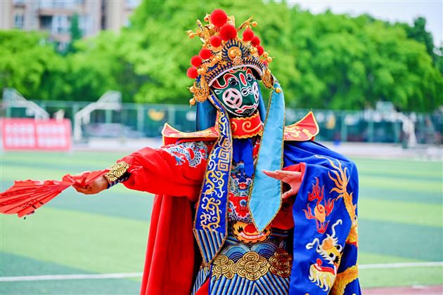 红色基因燃赛场,青春逐梦绽锋芒——成都棠湖外国语学校初中“多威杯”第二十一届春季田径运动会圆满举行