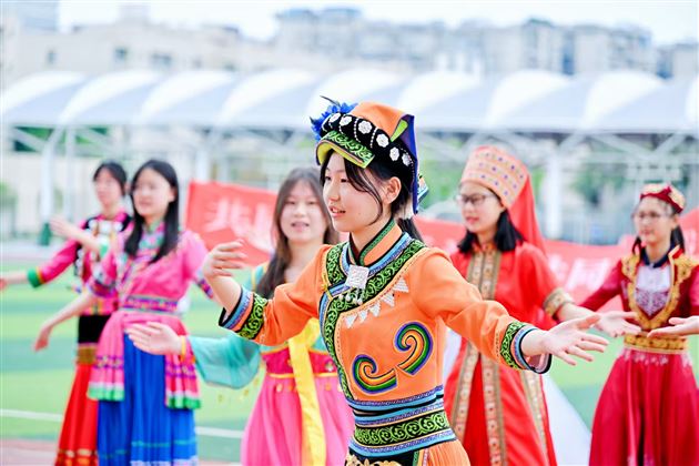 红色基因燃赛场,青春逐梦绽锋芒——成都棠湖外国语学校初中“多威杯”第二十一届春季田径运动会圆满举行