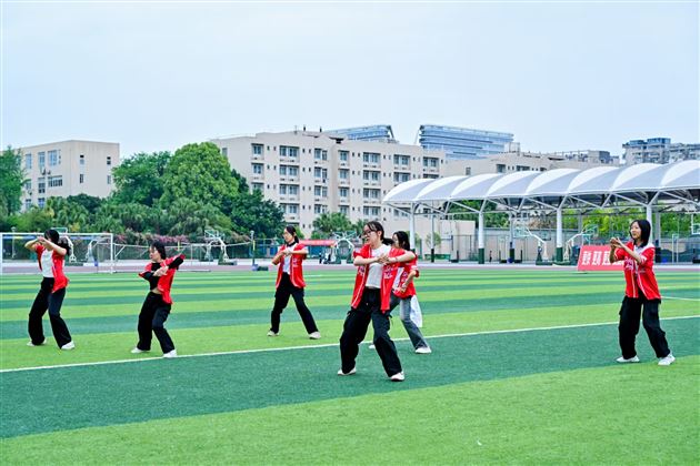 红色基因燃赛场,青春逐梦绽锋芒——成都棠湖外国语学校初中“多威杯”第二十一届春季田径运动会圆满举行