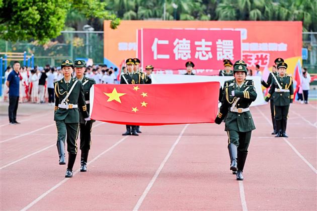 红色基因燃赛场,青春逐梦绽锋芒——成都棠湖外国语学校初中“多威杯”第二十一届春季田径运动会圆满举行