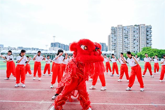 红色基因燃赛场,青春逐梦绽锋芒——成都棠湖外国语学校初中“多威杯”第二十一届春季田径运动会圆满举行