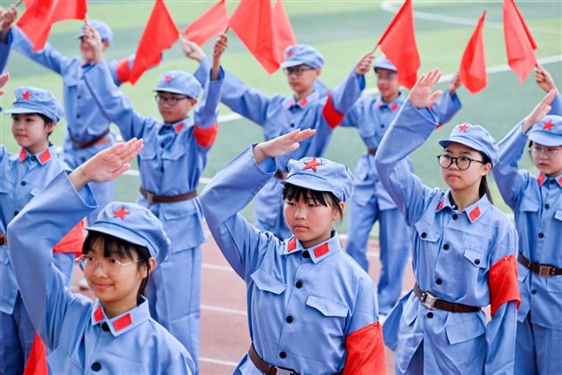 红色基因燃赛场,青春逐梦绽锋芒——成都棠湖外国语学校初中“多威杯”第二十一届春季田径运动会圆满举行