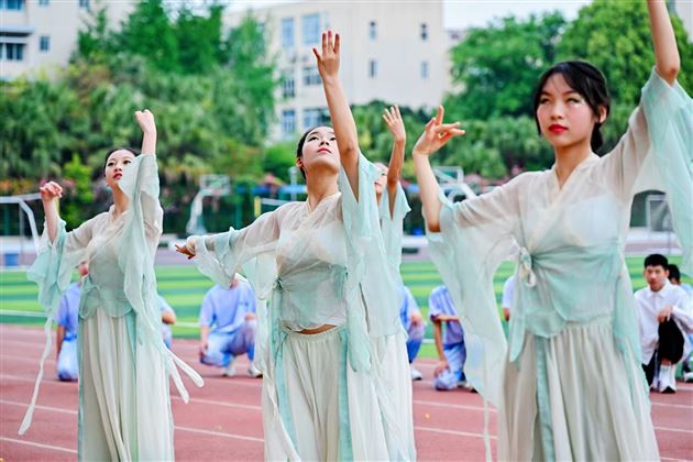红色基因燃赛场,青春逐梦绽锋芒——成都棠湖外国语学校初中“多威杯”第二十一届春季田径运动会圆满举行