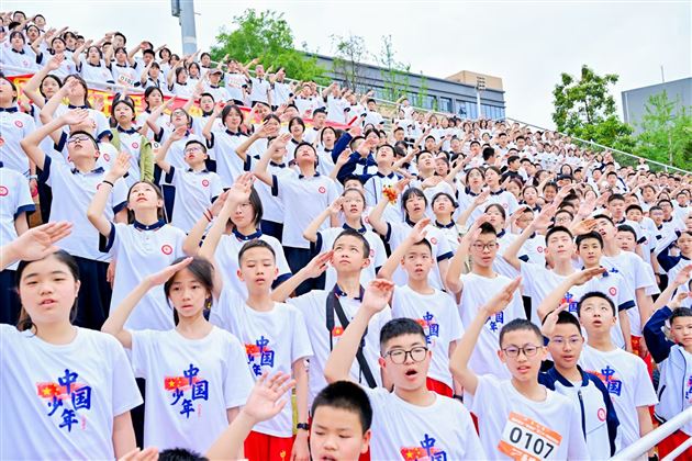 红色基因燃赛场,青春逐梦绽锋芒——成都棠湖外国语学校初中“多威杯”第二十一届春季田径运动会圆满举行