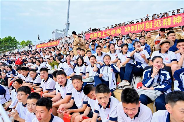 红色基因燃赛场,青春逐梦绽锋芒——成都棠湖外国语学校初中“多威杯”第二十一届春季田径运动会圆满举行
