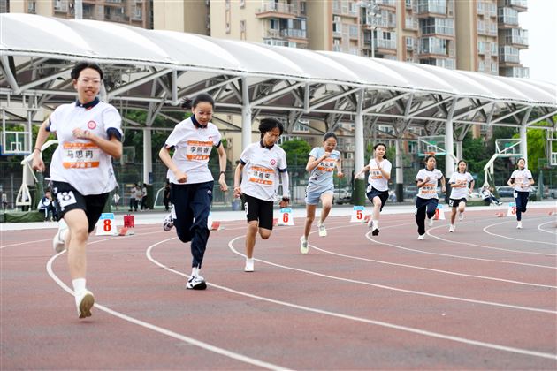 红色基因燃赛场,青春逐梦绽锋芒——成都棠湖外国语学校初中“多威杯”第二十一届春季田径运动会圆满举行