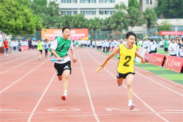 红色基因燃赛场,青春逐梦绽锋芒——成都棠湖外国语学校初中“多威杯”第二十一届春季田径运动会圆满举行