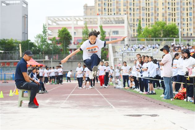 红色基因燃赛场,青春逐梦绽锋芒——成都棠湖外国语学校初中“多威杯”第二十一届春季田径运动会圆满举行
