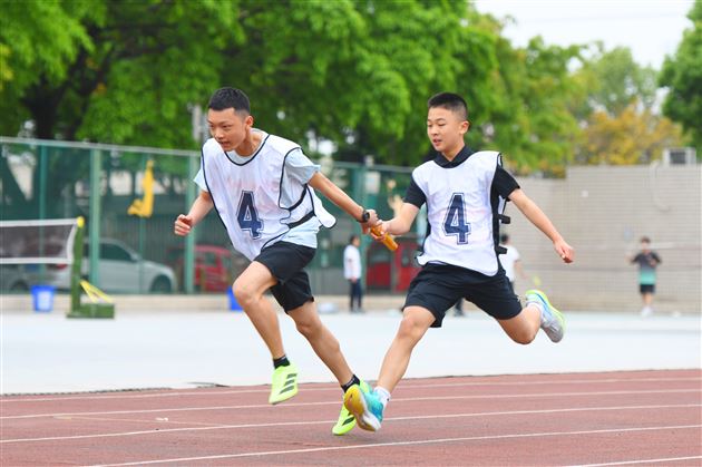 红色基因燃赛场,青春逐梦绽锋芒——成都棠湖外国语学校初中“多威杯”第二十一届春季田径运动会圆满举行