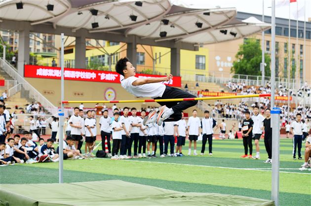 红色基因燃赛场,青春逐梦绽锋芒——成都棠湖外国语学校初中“多威杯”第二十一届春季田径运动会圆满举行