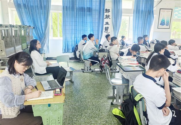 精准视导明方向 深耕教研促提升——双流区初中道德与法治教研员汤锡莲莅临棠外开展教学视导工作