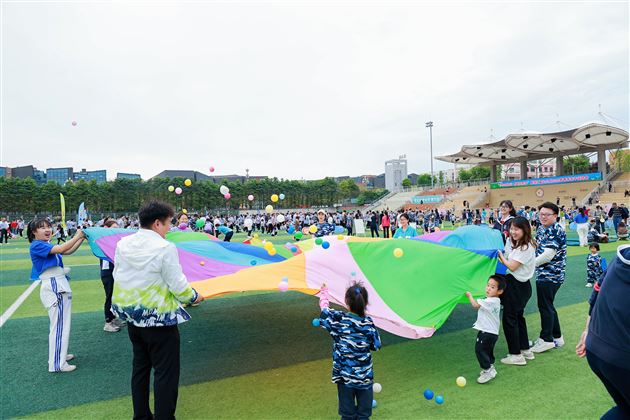 小小海陆空 勇敢向前冲——棠湖仁智幼儿园2025年春季亲子运动会