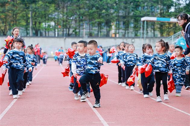 小小海陆空 勇敢向前冲——棠湖仁智幼儿园2025年春季亲子运动会