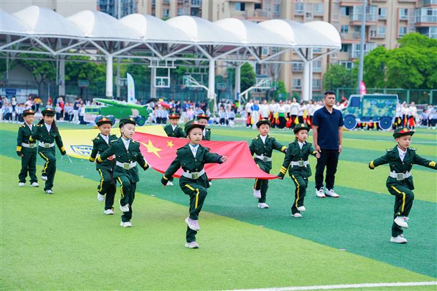 小小海陆空 勇敢向前冲——棠湖仁智幼儿园2025年春季亲子运动会
