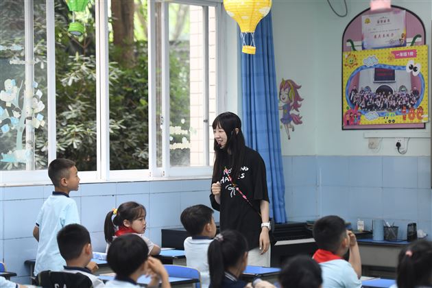 深研教材促成长，精耕课堂求发展——成都市小学道德与法治教研员周玫老师莅临棠外附小指导工作