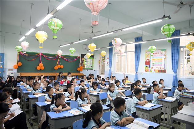 深研教材促成长，精耕课堂求发展——成都市小学道德与法治教研员周玫老师莅临棠外附小指导工作 