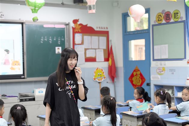 深研教材促成长，精耕课堂求发展——成都市小学道德与法治教研员周玫老师莅临棠外附小指导工作 