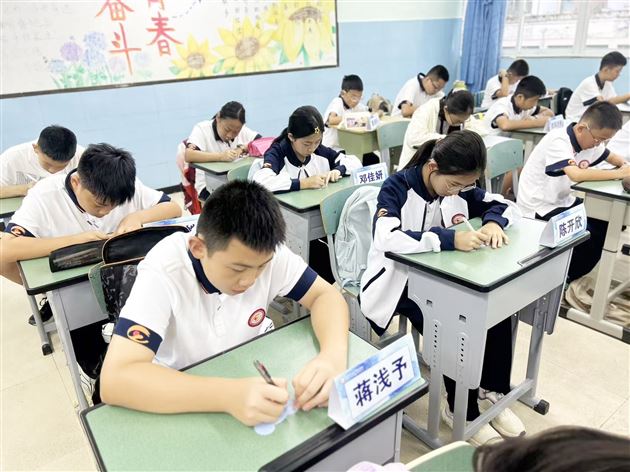 纸短情长　师恩难忘——校团委、少先队组织学生手写祝福致敬恩师