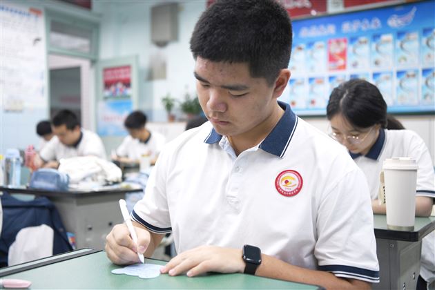 纸短情长　师恩难忘——校团委、少先队组织学生手写祝福致敬恩师