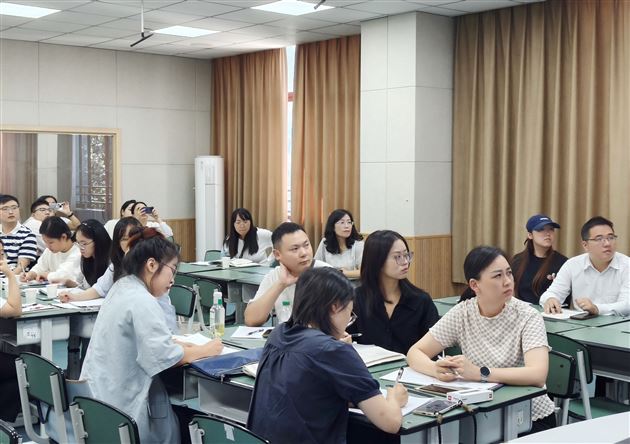 从思维重构到AI赋能,深耕新时代教师 “新五项基本功”——棠外高中张泽刚、华英利老师受邀在成都市秋季菜单培训中讲座