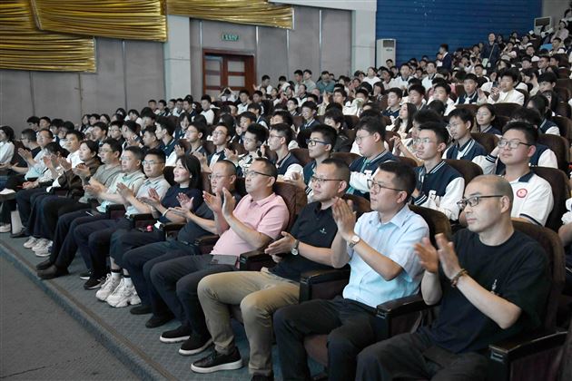 致敬话剧经典 点燃青春梦想——棠外高中仁譞文学社举办第二十届话剧展演活动