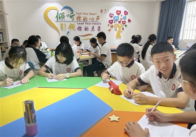 初二年级:心向暖阳乘风启航,唤醒情绪能量