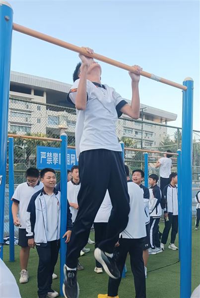 巅峰对决 力臂擎天——记棠外初2023级“擎天臂力王”引体向上挑战赛