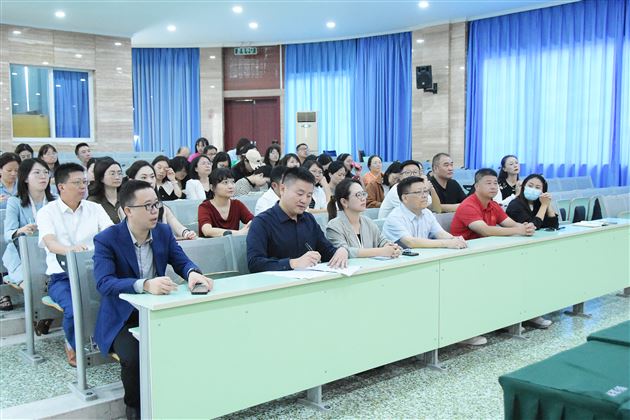 棠外初2023级毕业班工作会顺利召开