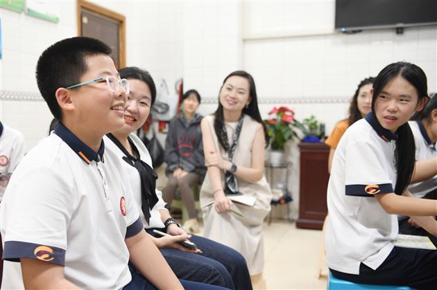 走进食堂“零距离” 膳食监督护成长——棠外膳食管理学生委员会开展食堂探访活动
