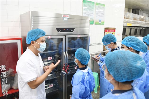 走进食堂“零距离” 膳食监督护成长——棠外膳食管理学生委员会开展食堂探访活动