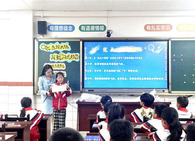 党建引领传薪火 城乡携手共成长——成都棠湖外国语学校小学党总支赴隆昌市双凤镇中心学校送教暨爱心捐赠活动