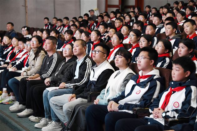 一等功臣进校园 红色基因薪火传——棠外初中隆重举行王曙光大校“祖国在我心中”主题报告会