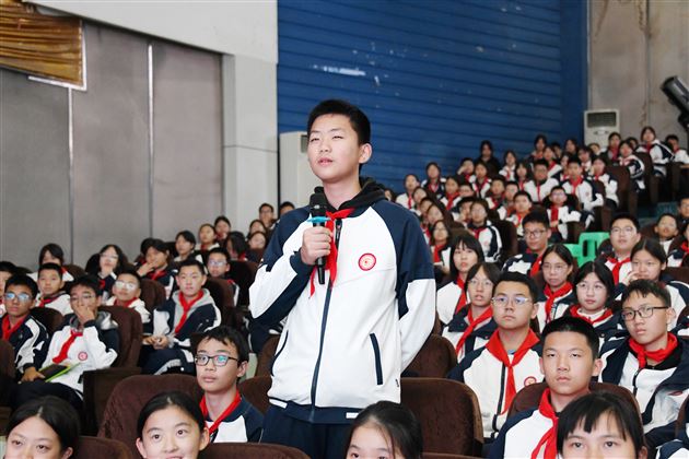 一等功臣进校园 红色基因薪火传——棠外初中隆重举行王曙光大校“祖国在我心中”主题报告会