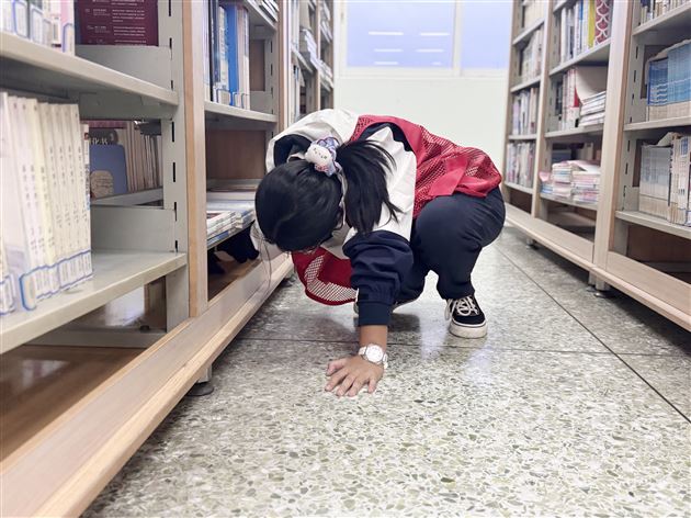 志愿劳动淬炼青春 躬身实践闪耀初心——棠外高一年级入团积极分子参加图书馆清洁志愿活动