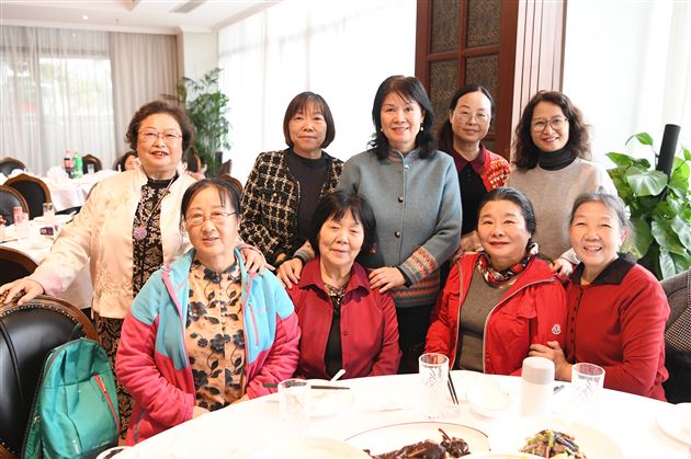 培根铸魂育栋梁 重阳佳节敬师贤——成都棠湖外国语学校2025年重阳敬老活动