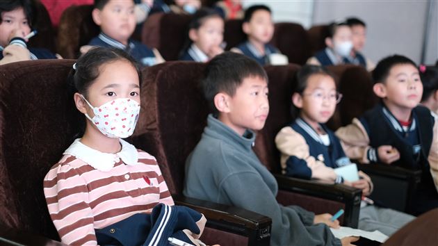 科技点亮课堂 家校共育未来——记棠外附小四年级“家长义工课堂”