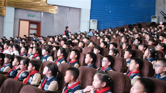 科技点亮课堂 家校共育未来——记棠外附小四年级“家长义工课堂”